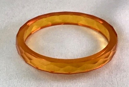BB219 narrow faceted applejuice bangle